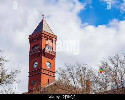 Vue ensoleillée de la tour de l'horloge de l'édifice fédéral Sidney R. Yates à Washington DC Banque D'Images