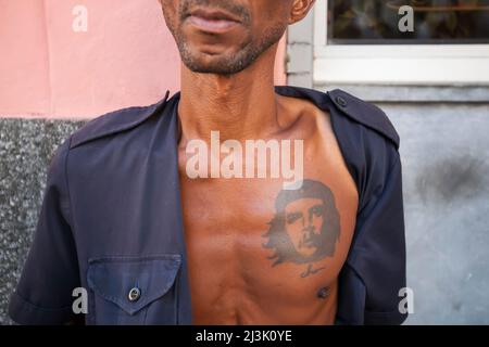 A l'extérieur du bar Floridita, dans le centre-ville de la Havane, à Cuba, un homme a un tatouage sur sa poitrine du révolutionnaire Che Guevara, à la Havane, à Cuba Banque D'Images