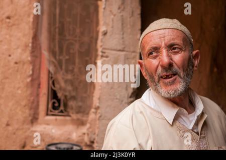 Un homme mature en vêtements traditionnels à ait Benhaddou, Maroc, un petit village dans les montagnes du Haut Atlas où des films comme Lawrence d'Arabie ... Banque D'Images