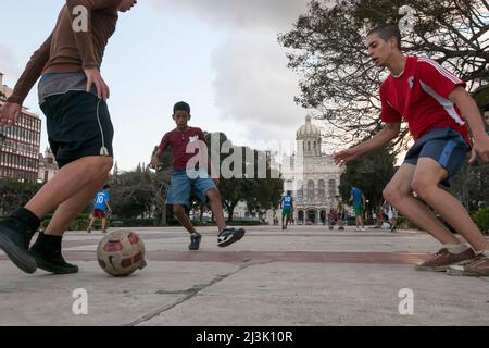 Plusieurs garçons jouent au football (futbol, football) dans une rue de la Havane, Cuba; la Havane, Cuba Banque D'Images