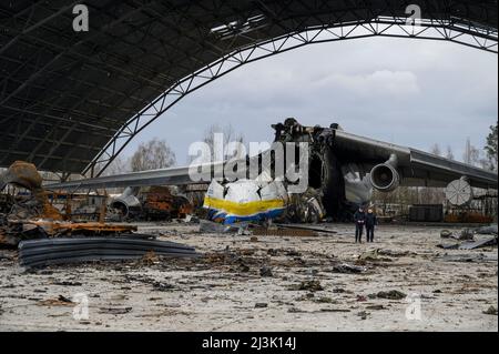 Gostomel, Kiev, Ukraine. 8th avril 2022. Deux hommes vus marcher près des restes de l'épave de l'an-225 également connu en Ukraine sous le nom de Mriya, ou Dream est vu dans le hangar après que les troupes russes ont déserté l'aérodrome à l'extérieur de Kiev. (Credit image: © Valeria Ferraro/ZUMA Press Wire) Credit: ZUMA Press, Inc./Alamy Live News Banque D'Images