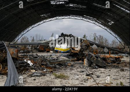 Gostomel, Kiev, Ukraine. 8th avril 2022. Vestiges de l'épave de l'an-225 également connu en Ukraine sous le nom de Mriya, ou Dream est vu dans le hangar après que les troupes russes ont déserté l'aérodrome à l'extérieur de Kiev. (Credit image: © Valeria Ferraro/ZUMA Press Wire) Credit: ZUMA Press, Inc./Alamy Live News Banque D'Images