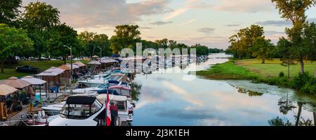 Bateaux amarrés le long d'un canal; Niagara Falls, Ontario, Canada Banque D'Images
