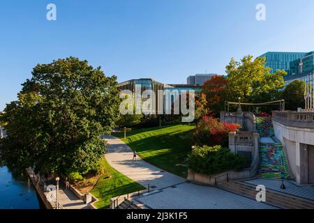 Bâtiments et parcs le long du canal Rideau; Ottawa (Ontario), Canada Banque D'Images