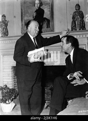 ALFRED HITCHCOCK à sa maison d'Hollywood avec HENRY FONDA discutant du script avant le début du tournage du MAUVAIS HOMME 1956 réalisateur ALFRED HITCHCOCK scénario Maxwell Anderson et Angus MacPhail musique Bernard Herrmann Warner Bros. Banque D'Images