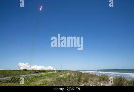 Floride, États-Unis. 08th avril 2022. Une fusée SpaceX Falcon 9 transportant le vaisseau spatial Crew Dragon de la société est lancée sur Axiom Mission 1 (axe-1) à la Station spatiale internationale avec le commandant Michael López-Alegría d'Espagne et des États-Unis, le pilote Larry Connor des États-Unis et les spécialistes de mission Eytan Stibbe d'Israël, Et Mark Pathy du Canada à bord, le vendredi 8 avril 2022, au Centre spatial NASAs Kennedy en Floride. La mission axe-1 est la première mission d'astronaute privé à la Station spatiale internationale. López-Alegría, Connor, Pathy, Stibbe lancé à 11 h 17 à partir de Launch Compl Banque D'Images
