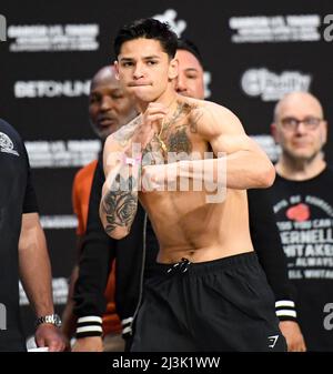 San Antonio, Texas, États-Unis. 8th avril 2022. SAN ANTONIO, TX - AVRIL 8 : Ryan Garcia se met sur la balance pour le poids officiel (138,8lbs) pour le combat léger du titre au stade Alamodome, le 9 avril 2022, à San Antonio, Texas, USA (Credit image: © Mikael Ona/PX Imagens via ZUMA Press Wire) Credit: ZUMA Press, Inc./Alay Live News Banque D'Images