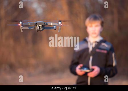 Un garçon vole un drone.; Harrisburg, Pennsylvanie, États-Unis Banque D'Images