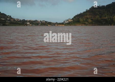 Pozzuoli, Italie. 08th avril 2022. Les eaux du lac D 'Averno, sont teintées de rouge, en raison de la floraison de quelques algues qui fleurissent en hiver ou en périodes de basses températures. Crédit : Agence photo indépendante/Alamy Live News Banque D'Images