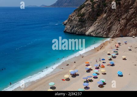 Touristes et parasols de plage sur la plage de Kaputas, près de Kas, Turquie Banque D'Images