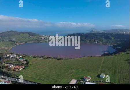 Pozzuoli, Italie. 08th avril 2022. (NOTE AUX ÉDITEURS : l'image a été créée avec un drone.) Vue sur les eaux du lac D 'Averno, sont teintées de rouge, en raison de la floraison de quelques algues qui fleurissent en hiver ou en périodes de basses températures. Crédit : Agence photo indépendante/Alamy Live News Banque D'Images