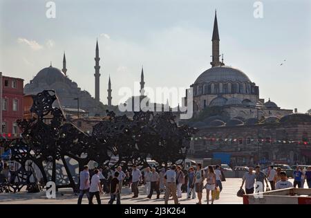 Vue sur la mosquée Sulumaniye, avec la mosquée Rustem Pasa en premier plan, vue d'Eminonu, Istanbul, Turquie ; Istanbul, Turquie Banque D'Images