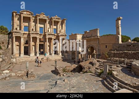 La Bibliothèque de Celsus, avec la porte d'Auguste à droite, à Éphèse, en Turquie; Éphèse, Anatolie, Turquie Banque D'Images