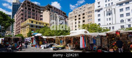 Souvenirs culturels exposés dans les étals du marché de Greenmarket Square au Cap ; le Cap, Afrique du Sud Banque D'Images