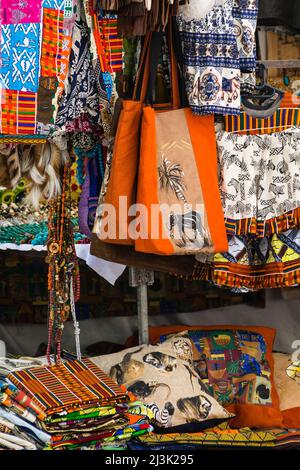 Souvenirs culturels exposés dans les étals du marché de Greenmarket Square au Cap ; le Cap, Afrique du Sud Banque D'Images