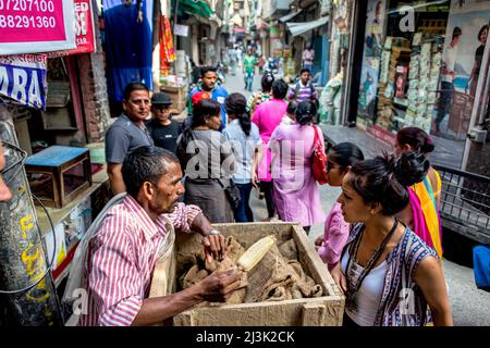 Vendeur aboyant avec des acheteurs et des piétons dans une rue en Inde; Amritsar, Punjab, Inde Banque D'Images