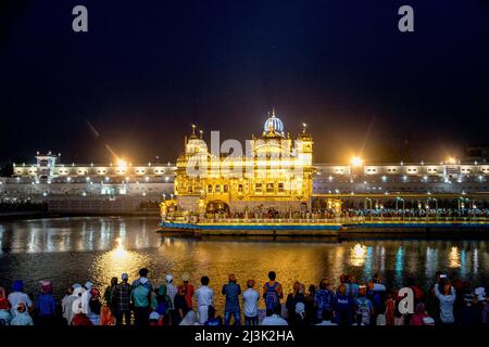 Temple d'Or (Sri Harmandir Sahib) Gurdwara et Sarovar (piscine de Nectar), au crépuscule; Amritsar, Punjab, Inde Banque D'Images