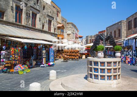 Place Evreon Martyron, vieille ville de Rhodes, Grèce ; Rhodes, Dodécanèse, Grèce Banque D'Images