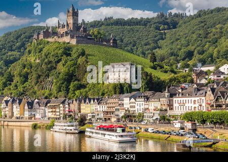 Cochem, Allemagne. Château de Reichsburg au-dessus de la ville. Banque D'Images