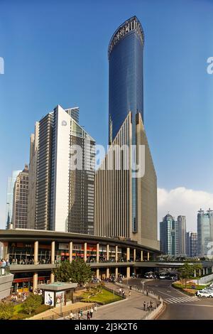 Bâtiments et circulation dans le quartier de Lujiazui de Pudong, Shanghai, Chine.; Lujiazui, Pudong, Shanghai, Chine. Banque D'Images