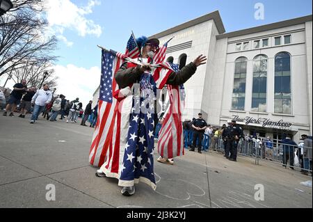 New York, États-Unis. 08th avril 2022. Décoré dans des drapeaux américains, un homme qui s'appelle « Lenny Love » salue les fans de baseball lorsqu'ils arrivent au Yankee Stadium le jour d'ouverture 2022, dans le quartier Bronx de New York City, NY, le 8 avril 2022. Le premier match des Yankees en 2022 a été joué contre les Boston Red Sox, rivaux de longue date. (Photo par Anthony Behar/Sipa USA) crédit: SIPA USA/Alay Live News Banque D'Images