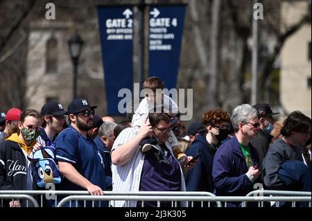 New York, États-Unis. 08th avril 2022. Les amateurs de baseball se sont mis en file d'attente pour entrer au Yankee Stadium le jour d'ouverture 2022, dans le quartier Bronx de New York, NY, le 8 avril 2022. Le premier match des Yankees en 2022 a été joué contre les Boston Red Sox, rivaux de longue date. (Photo par Anthony Behar/Sipa USA) crédit: SIPA USA/Alay Live News Banque D'Images