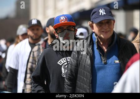 New York, États-Unis. 08th avril 2022. Les amateurs de baseball se sont mis en file d'attente pour entrer au Yankee Stadium le jour d'ouverture 2022, dans le quartier Bronx de New York, NY, le 8 avril 2022. Le premier match des Yankees en 2022 a été joué contre les Boston Red Sox, rivaux de longue date. (Photo par Anthony Behar/Sipa USA) crédit: SIPA USA/Alay Live News Banque D'Images