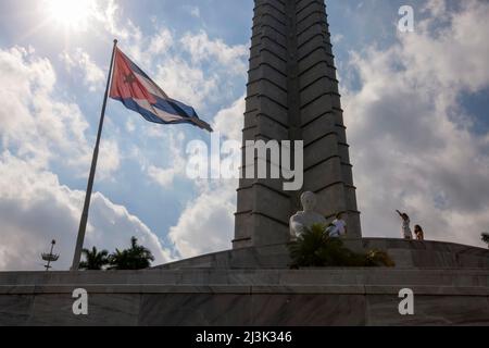 À la Havane, Cuba, plusieurs personnes visitent le Mémorial de José Marti à la Plaza de la Revolucion (place de la Révolution); la Havane, Cuba Banque D'Images