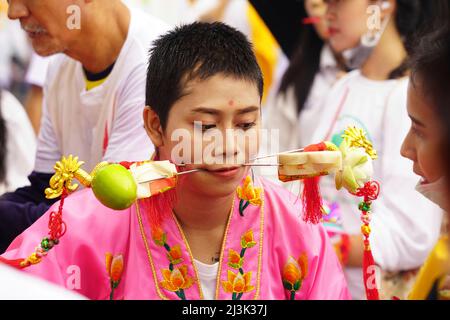 Jeune homme au Festival végétarien de Phuket; Phuket, Thaïlande Banque D'Images