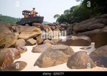 La moitié d'un gros cargo se trouve sur une pile de rochers; Congo River, République démocratique du Congo. Banque D'Images