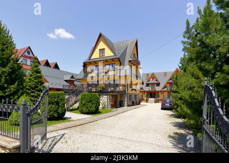 Zakopane, Pologne - 13 juin 2015 : l'aspect contemporain du bâtiment fait référence au style architectural traditionnel de la région de Podhale. Il Banque D'Images