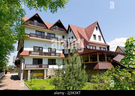 Zakopane, Pologne - 13 juin 2015 : l'aspect contemporain du bâtiment fait référence au style architectural traditionnel de la région de Podhale. GUE Banque D'Images