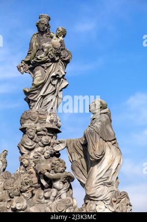 Statues de Madonna et Saint-Bernard sur le pont Charles à Prague Banque D'Images