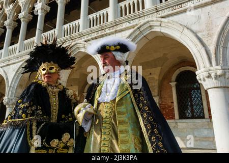 Couple mature en costumes élaborés pour le Carnaval de Venise, un festival annuel avant le début du Carême ; Venise, Vénétie, Italie Banque D'Images