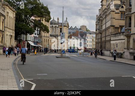 Royaume-uni, Angleterre, Oxford. Scène de rue haute. Banque D'Images