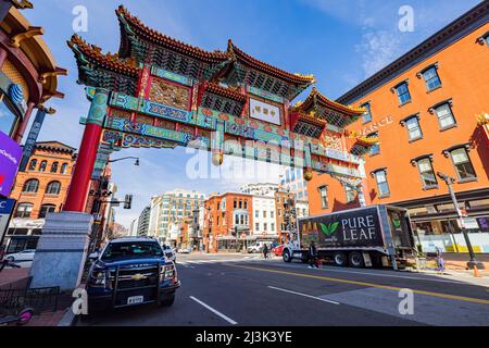 Washington DC, APR 4 2022 - vue ensoleillée de l'arche de Chinatown Banque D'Images