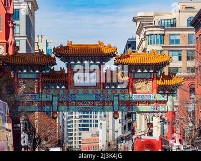 Washington DC, APR 4 2022 - vue ensoleillée de l'arche de Chinatown Banque D'Images