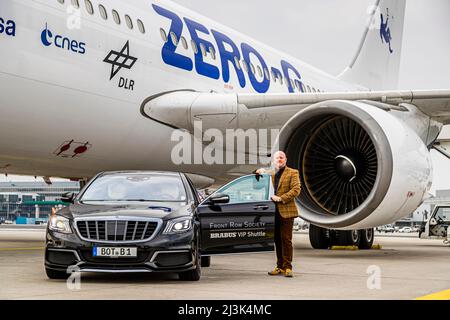 Andreas Conrad avec une voiture BRABUS devant un Airbus Zero G. Aéroport de Francfort, Allemagne Banque D'Images