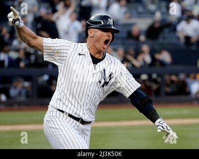 Bronx, États-Unis. 08th avril 2022. New York Yankees Josh Donaldson célèbre après avoir remporté le succès du match dans le 11th Dinning contre le Boston Red Sox le jour d'ouverture au Yankee Stadium le vendredi 8th avril 2022 à New York City. Photo par Peter Foley/UPI crédit: UPI/Alay Live News Banque D'Images