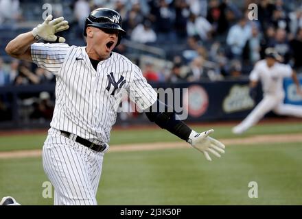 Bronx, États-Unis. 08th avril 2022. New York Yankees Josh Donaldson célèbre après avoir remporté le succès du match dans le 11th Dinning contre le Boston Red Sox le jour d'ouverture au Yankee Stadium le vendredi 8th avril 2022 à New York City. Photo par Peter Foley/UPI crédit: UPI/Alay Live News Banque D'Images