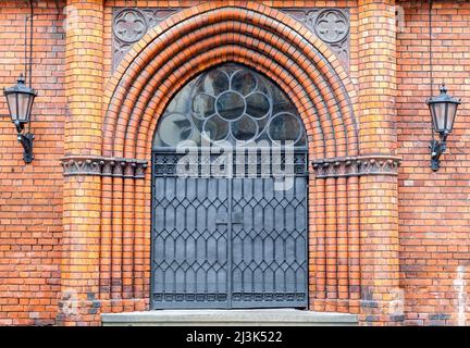 Porte métallique d'une église gothique Banque D'Images