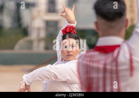 jeune ballerine de flamenco habillée de danse blanche avec un danseur masculin Banque D'Images