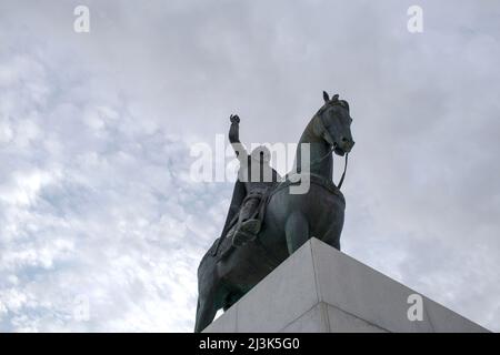 Statue du dernier empereur byzantin (Constantine XI Palaiologos) à cheval. Palaio Faliro, Athènes, Grèce Banque D'Images