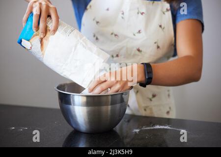 Un objectif sans plan est juste un souhait. Photo d'une femme qui n'est pas reconnaissable à cuire dans la cuisine à la maison. Banque D'Images