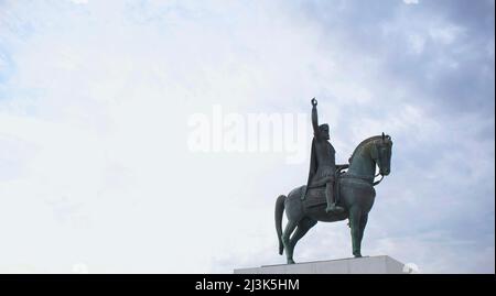 Statue du dernier empereur byzantin (Constantine XI Palaiologos) à cheval. Palaio Faliro, Athènes, Grèce Banque D'Images