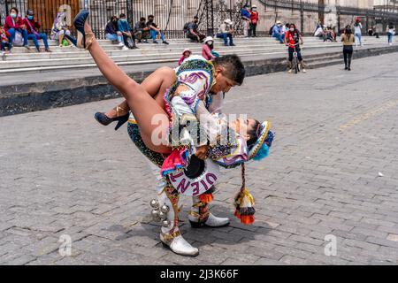 Les jeunes d'Une troupe de danse traditionnelle se font jouer sur la Plaza de Armas (place principale) Arequipa, région d'Arequipa, Pérou. Banque D'Images