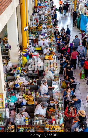 Des stands de jus de fruits frais au Mercado San Camilo, Arequipa, région d'Arequipa, Pérou. Banque D'Images