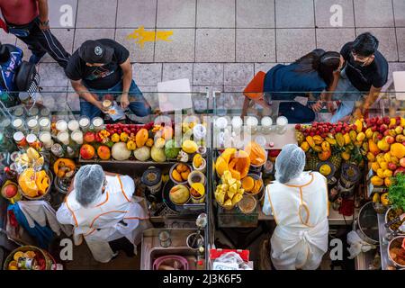 Des stands de jus de fruits frais au Mercado San Camilo, Arequipa, région d'Arequipa, Pérou. Banque D'Images