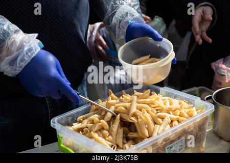 Kiev, Ukraine. 31st mars 2022. Un volontaire a vu distribuer de la nourriture aux personnes âgées à Kiev. Au fur et à mesure que la guerre progresse, les citoyens de Kiev se portent volontaires pour aider leur mère-patrie de différentes manières, comme distribuer de la nourriture aux personnes âgées et cuisiner pour les soldats de première ligne. (Image de crédit : © Alex Chan TSZ Yuk/SOPA Images via ZUMA Press Wire) Banque D'Images