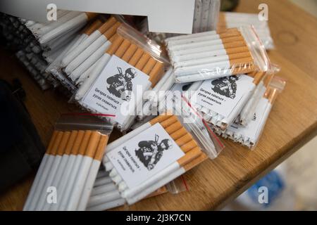 Kiev, Ukraine. 31st mars 2022. Les cigarettes sont emballées par des volontaires, car elles seront livrées en première ligne pour les soldats ukrainiens. Au fur et à mesure que la guerre progresse, les citoyens de Kiev se portent volontaires pour aider leur mère-patrie de différentes manières, comme distribuer de la nourriture aux personnes âgées et cuisiner pour les soldats de première ligne. (Image de crédit : © Alex Chan TSZ Yuk/SOPA Images via ZUMA Press Wire) Banque D'Images